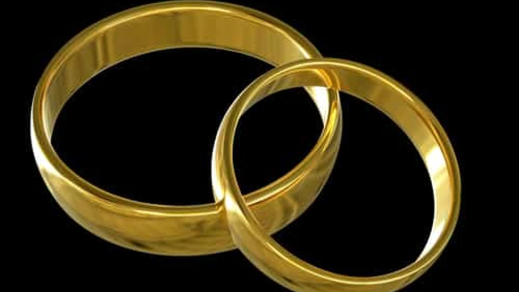فوتیج حلقه‌های طلایی عروسی قفل‌شده