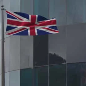 فوتیج موجدار شدن پرچم بریتانیا در دفتر مدرن فوتیج موجدار شدن پرچم بریتانیا در دفتر مدرن