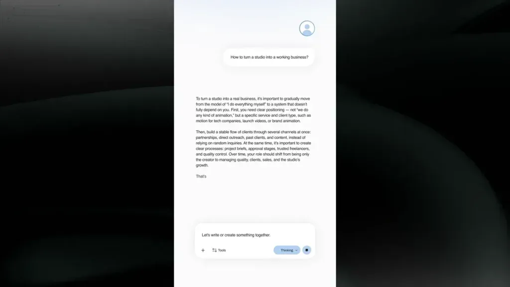 مشروع أفتر إفكت واجهة دردشة الذكاء، واجهة دردشة ذكاء اصطناعي بسيطة مع إدخال نص وأيقونة مستخدم على خلفية بيضاء