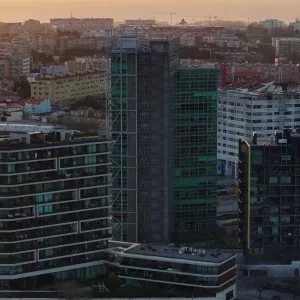 فوتیج نمای هوایی ۴K از معماری شهر مدرن در ساعت طلایی فوتیج نمای هوایی ۴K از معماری شهر مدرن در ساعت طلایی