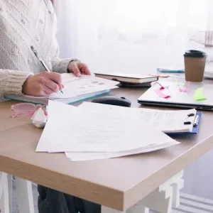 فيديو لقطة امرأة تكتب على مستندات على مكتب مكتب مشرق للمونتاج فيديو لقطة امرأة تكتب على مستندات على مكتب مكتب مشرق للمونتاج
