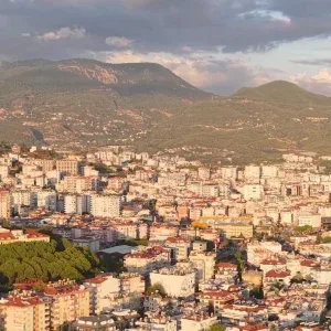 فوتیج استوک نمای هوایی شهر ساحلی در غروب با کوه ها فوتیج استوک نمای هوایی شهر ساحلی در غروب با کوه ها