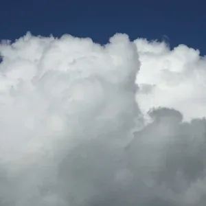 فيديو ستوك سحب بيضاء متحركة في سماء زرقاء داكنة فيديو ستوك سحب بيضاء متحركة في سماء زرقاء داكنة