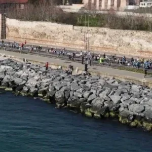 فوتیج استوک پیادهروی ساحلی شهری با حضور مردم فوتیج استوک پیادهروی ساحلی شهری با حضور مردم