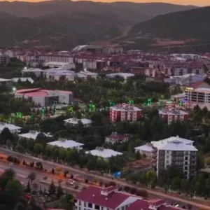 فيديو ستوك منظر عمودي لمدينة بينغول عند الغروب فيديو ستوك منظر عمودي لمدينة بينغول عند الغروب