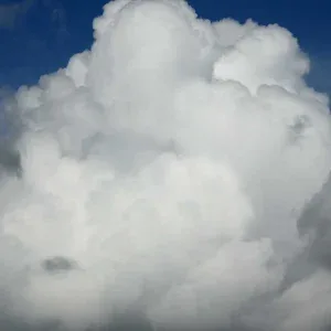 فيديو ستوك سحابة كومولوس كبيرة في سماء زرقاء عميقة فيديو ستوك سحابة كومولوس كبيرة في سماء زرقاء عميقة