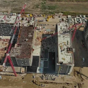 فوتیج استوک نمای هوایی کارگاه ساختمانی بزرگ با جرثقیل فوتیج استوک نمای هوایی کارگاه ساختمانی بزرگ با جرثقیل