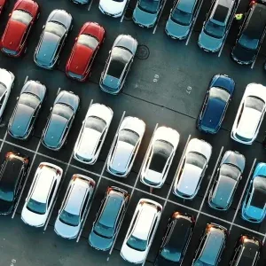 فوتیج استوک نمای عمودی پارکینگ خودروها فوتیج استوک نمای عمودی پارکینگ خودروها